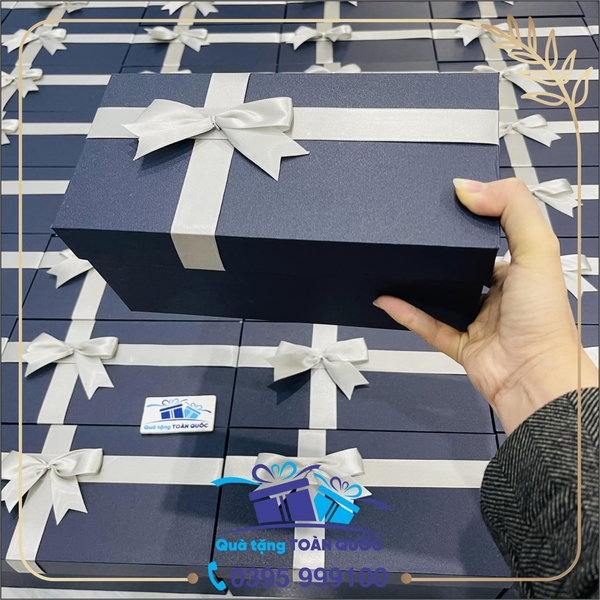 hộp đựng quà tặng thắt nơ, hộp đựng loa bluetooth, bộ quà tặng loa cao cấp, hộp giấy đựng quà mầu xanh navi