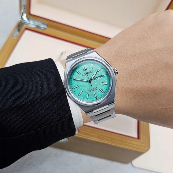 ề Citizen Quartz Eco-Drive Super Titanium Silver với mã : AW0130-85M Tiffany