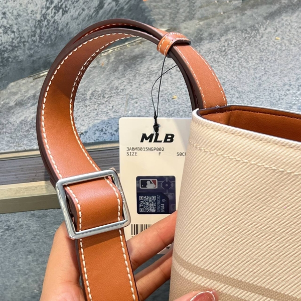 MLB ] Varsity Lettering Canvas Bucket Bag ☆大人気☆