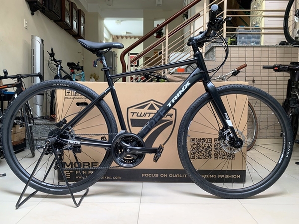 Xe đạp thể thao touring TRINX (THẮNG ĐĨA DẦU), Group Shimano 24 tốc độ. Hàng nhập khẩu nguyên chiếc, mới 100%. Màu Đen