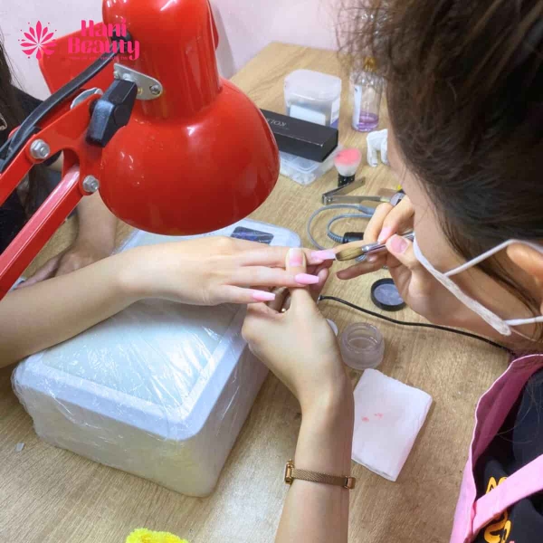 Vệ sinh cọ đắp bột cao cấp sau khi sử dụng để giữ độ bền.