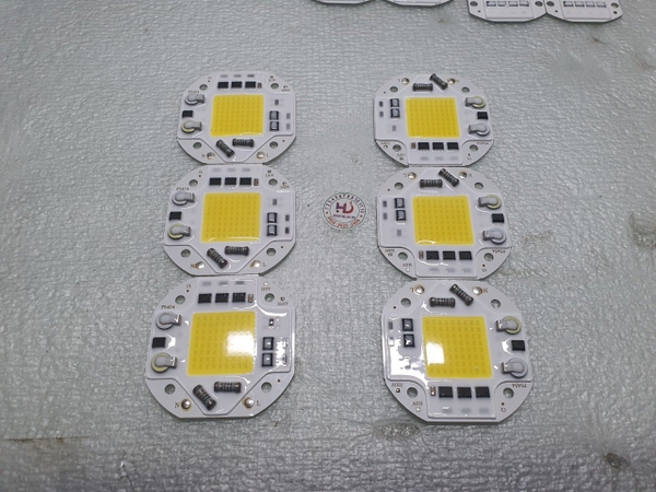 Chip / bóng Led 50W-220V ánh sáng vàng đế nhôm vuông ( 54*54mm )