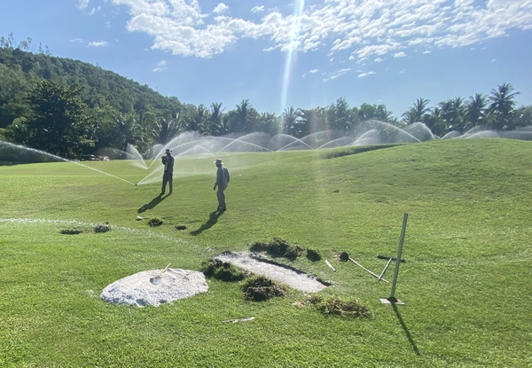 tưới nước sân golf