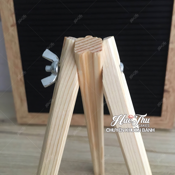 Chân Đế Gỗ cho bảng vải nỉ khung gỗ gắn chữ