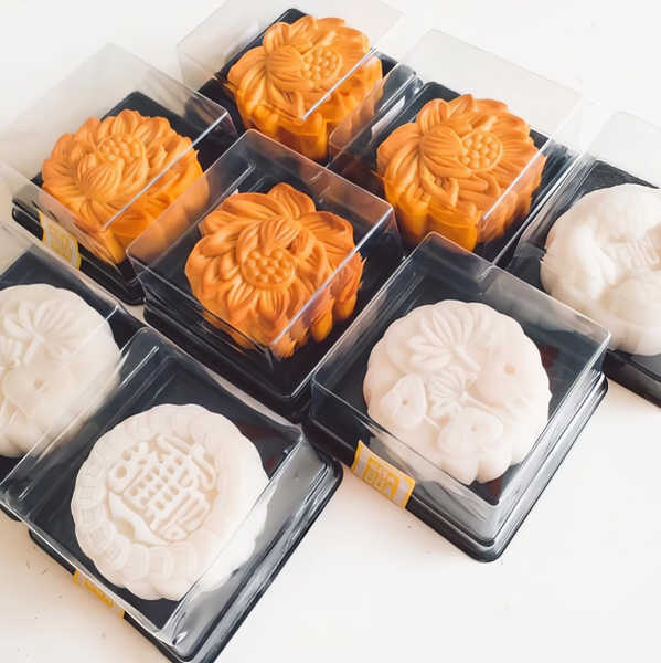 Hộp nhựa nắp trong XY80S 9x9cm (10 hộp) đế đen, đế vàng đựng bánh rau câu, trung thu