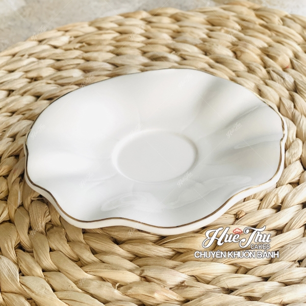 Đĩa Tròn Lá Sen Viền Vàng 12cm, Đĩa Sứ Tròn Đựng Bánh Bao, Trầu Cau, Xôi Cúng - trang trí đồ ăn, bàn tiệc, mâm cúng