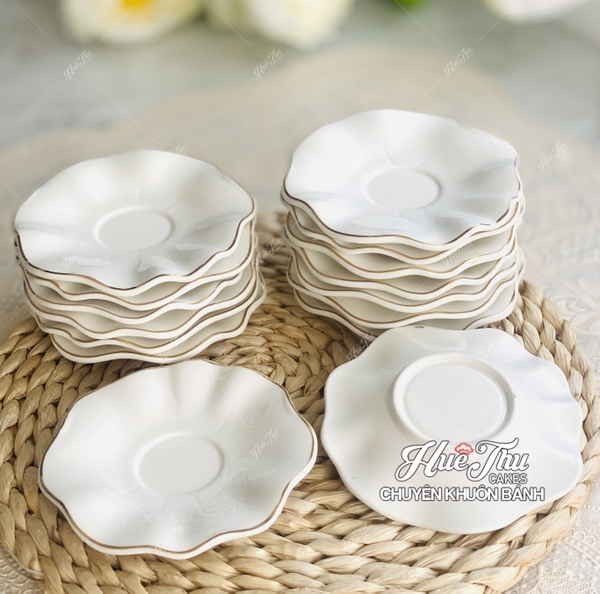 Đĩa Tròn Lá Sen Viền Vàng 12cm, Đĩa Sứ Tròn Đựng Bánh Bao, Trầu Cau, Xôi Cúng - trang trí đồ ăn, bàn tiệc, mâm cúng