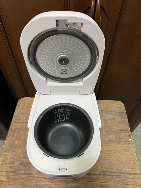 Nồi cơm PVN1216 IRIS 0.5L