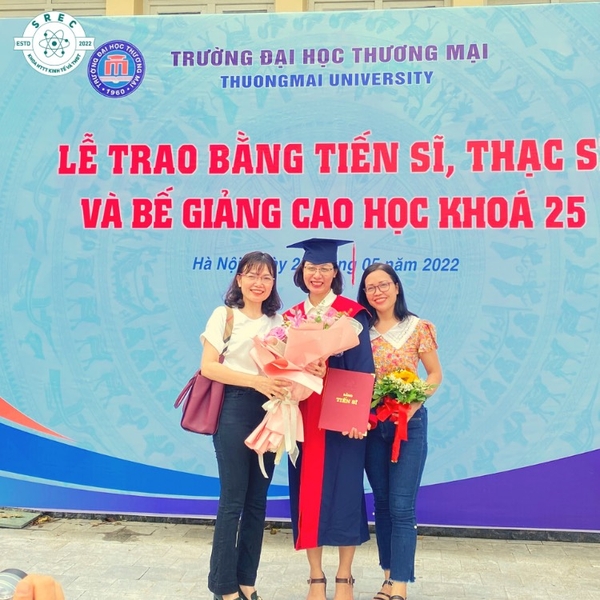 CHÚC MỪNG CỐ VẤN CHUYÊN MÔN VŨ THỊ THÚY HẰNG NHẬN BẰNG TIẾN SĨ