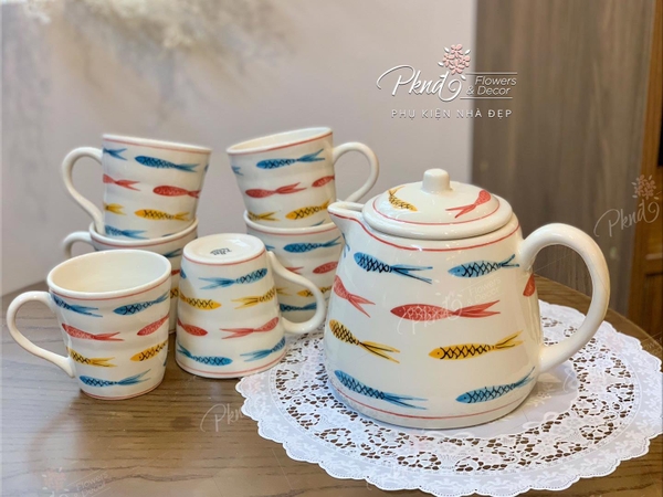 Bộ tách trà gốm Bát Tràng vẽ tay thủ công họa tiết gia đình cá trên nền men khử