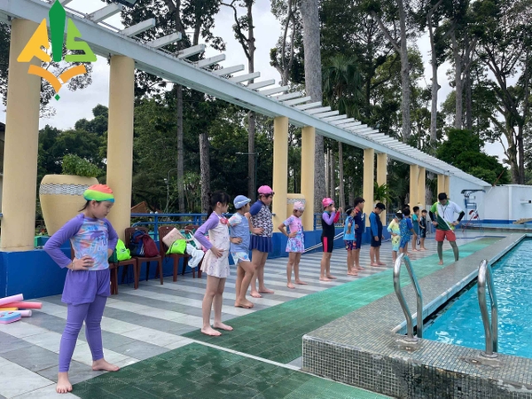 Các em học sinh Tiểu học rất thích thú trong ngày đầu tiên trong hồ bơi rộng rãi