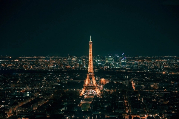 Tháp Eiffel tắt đèn sớm vì khủng hoảng năng lượng