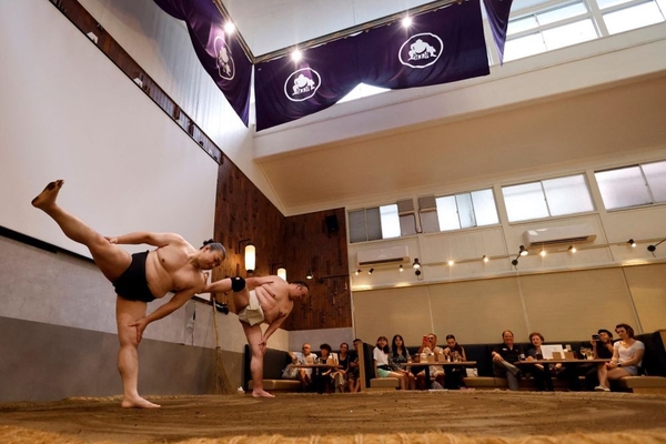 Trải nghiệm Sumo biểu diễn chọc cười du khách ở Nhật