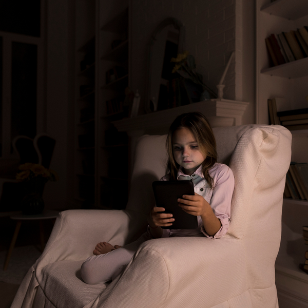 Mối nguy hại khó lường khi trẻ sử dụng thiết bị điện tử trước khi đi ngủ