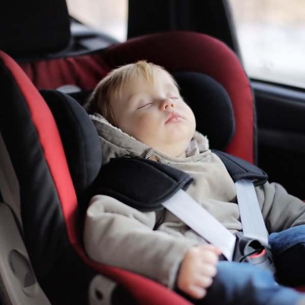 Làm thế nào để trẻ có giấc ngủ an toàn khi xe chạy