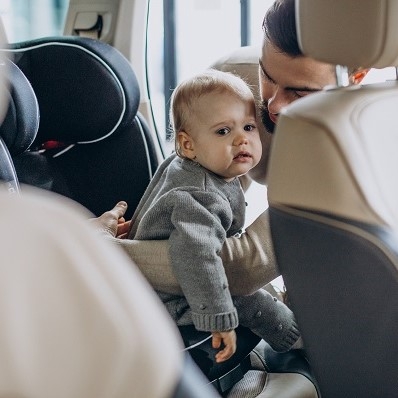 Nguyên nhân khiến cha mẹ dễ dàng bỏ quên bé trong ghế ô tô và cách khắc phục