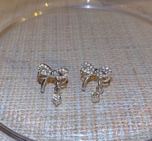 Bông tai nơ xinh xắn có đính đá