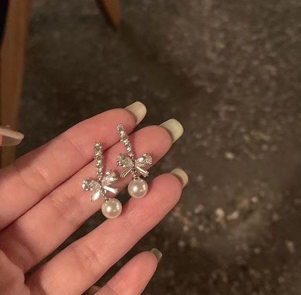 Đôi hoa tai hình nơ đính đá mix ngọc trai
