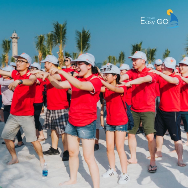 Trò chơi team building bãi biển khởi động: Đấm - Bóp - Xoa