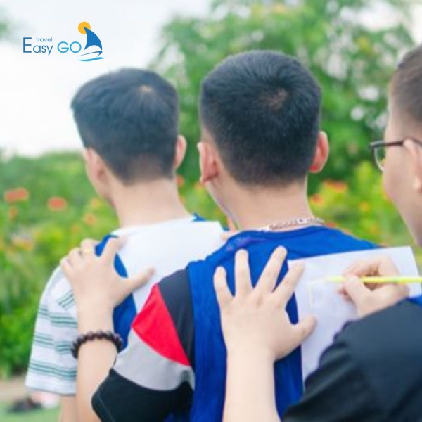 Trò chơi Vẽ tiếp sức team building bãi biển