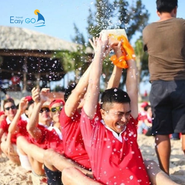 Đồng lòng tát biển Đông luôn được lựa chọn khi tổ chức team building bãi biển