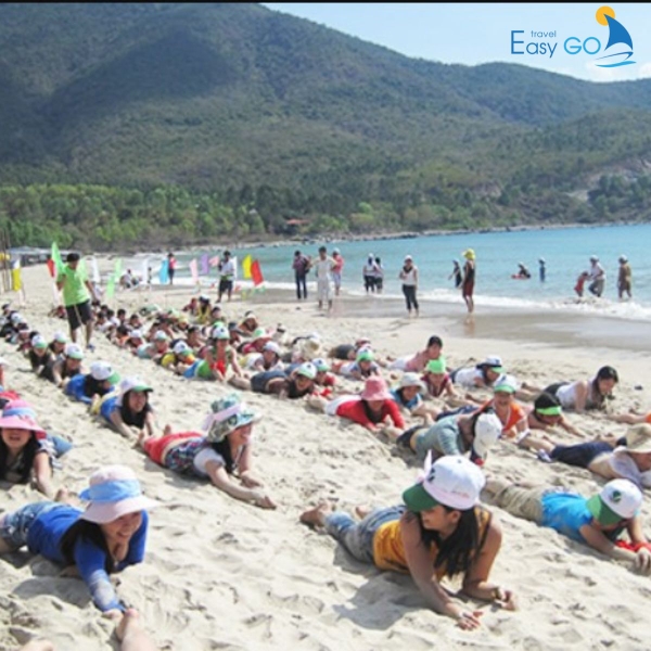 Dài - Cao - Ngắn là trò chơi team building bãi biển quen thuộc