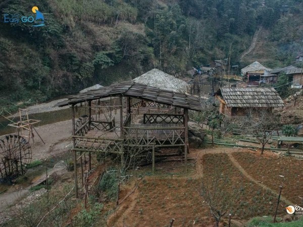 Những căn nhà gỗ mộc mạc là nét độc đáo riêng ở bản Cát Cát