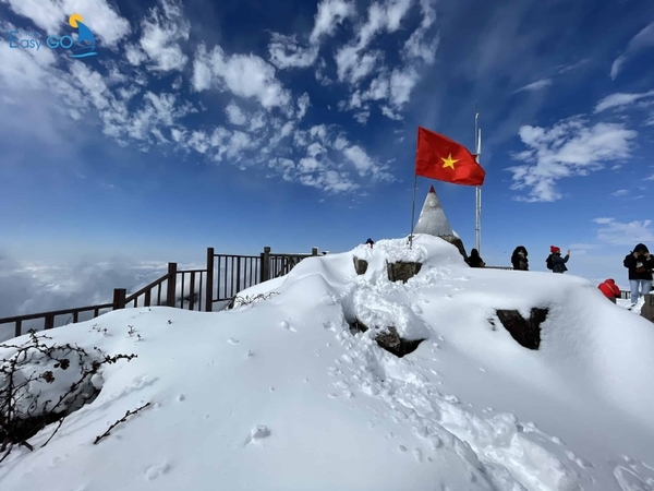 Mùa đông ở Sapa thường có tuyết rơi trên đỉnh núi