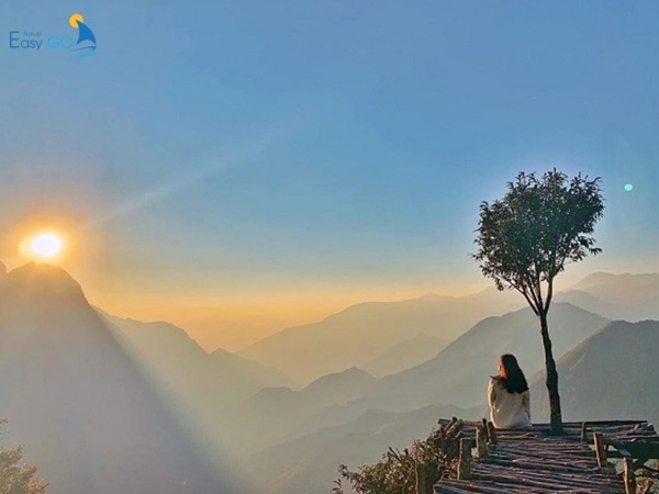 Vẻ đẹp nên thơ như tranh vẽ nhìn từ cây cô đơn tại đỉnh đèo Ô Quy Hồ
