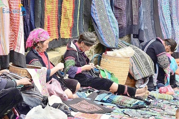 Chợ phiên Mường Hum với nhiều mặt hàng thổ cẩm đặc sắc