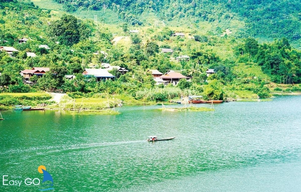 Du thuyền vãn cảnh trên hồ Suối Chiếu