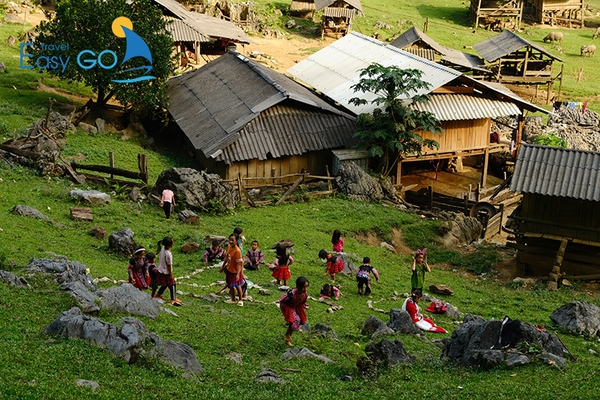 Làng Nguyên Thuỷ nằm tại bản Tà Số, xã Chiềng Hắc, huyện Mộc Châu.