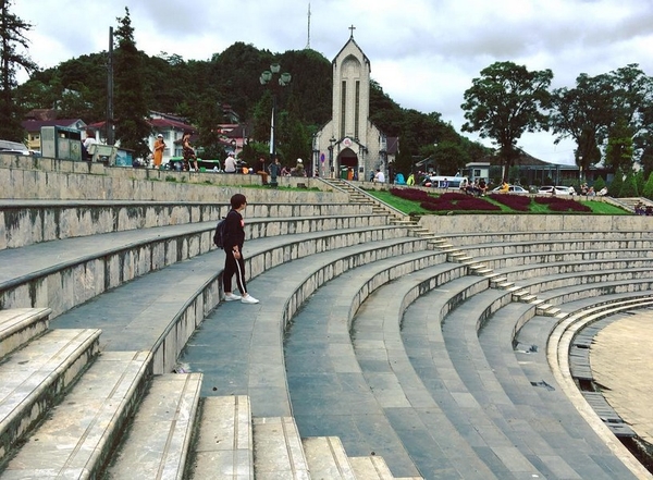 Những bậc thang của nhà thờ đá là một góc sống ảo lý tưởng