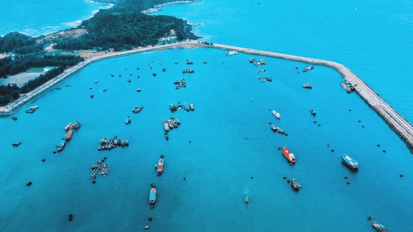 Tàu thuyền di chuyển đến Đảo Cô Tô