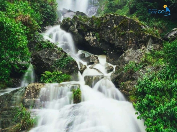 Thác Bạc nằm tại San Sả Hồ, huyện Sapa, tỉnh Lào Cai.