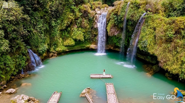 Sắc nước trong tại Thác Chiềng Khoa cùng những phiến đá phủ rêu tạo nên bức tranh thủy mặc đầy sinh động