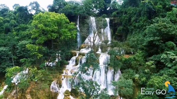 Nước thác đổ tung bọt trắng xóa tạo nên khung cảnh nên thơ tại Thác Dải