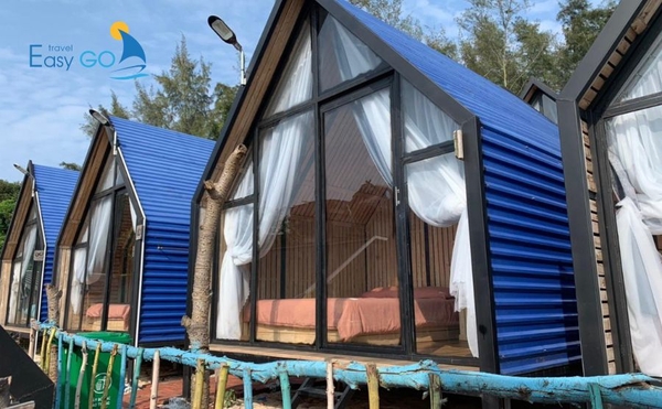 Phòng tại The Muse Homestay có cửa kính hướng ra biển