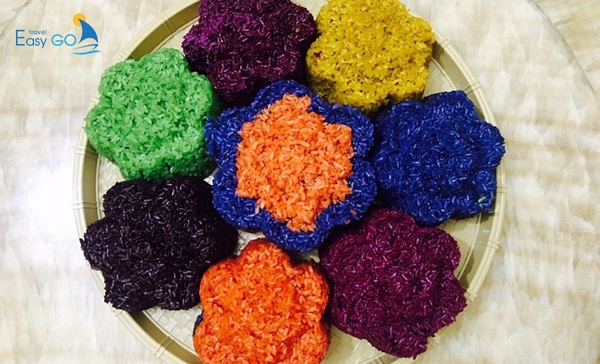 Xôi bảy màu được nấu và bày bán tại phiên chợ Tết