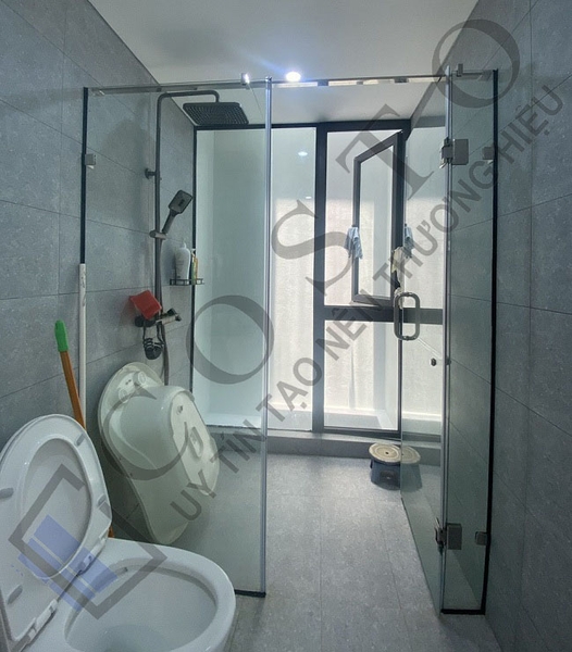 Vách kính nhà tắm mở
