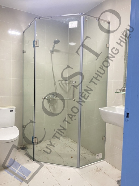 Vách kính phòng tắm đứng