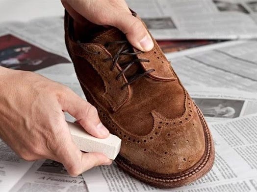 Hướng dẫn chi tiết cách làm mới giày da lộn