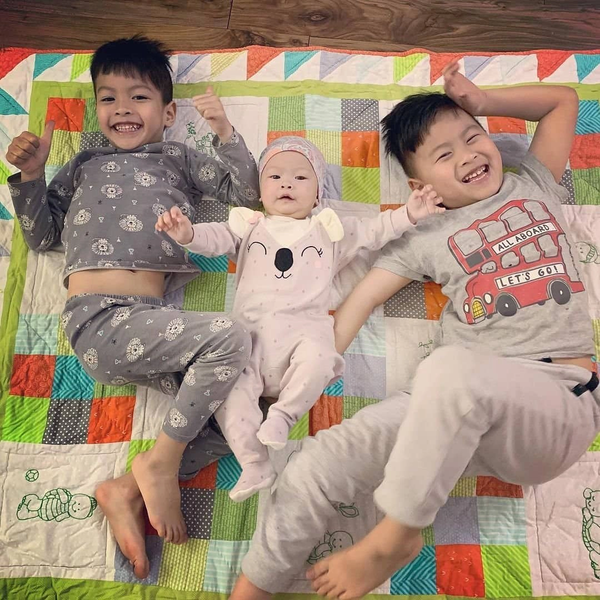 Các em bé siêu thích tấm chăn mẹ làm.