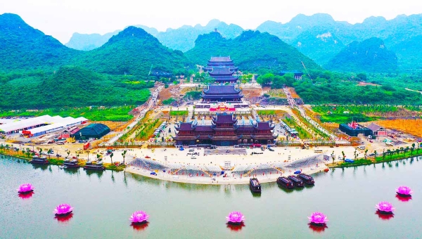 Đến Quần thể du lịch tâm linh chùa Tam Chúc