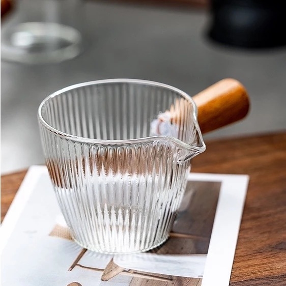 Cốc rót sữa thủy tinh cầm tay