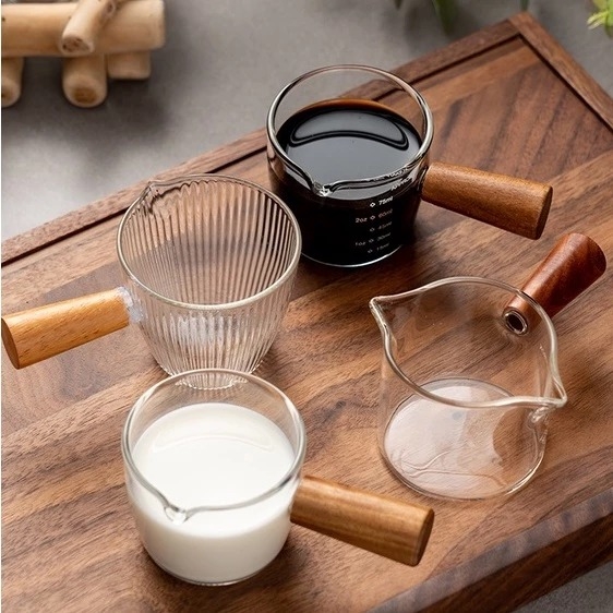 Cốc rót sữa thủy tinh cầm tay