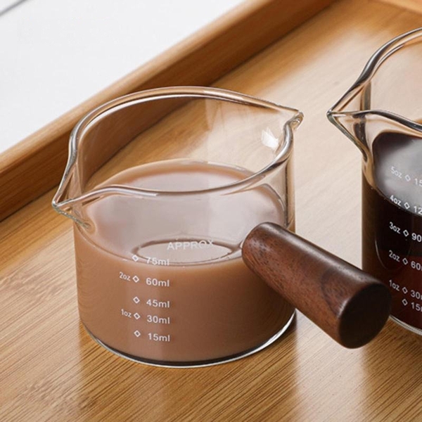 Cốc rót sữa thủy tinh cầm tay