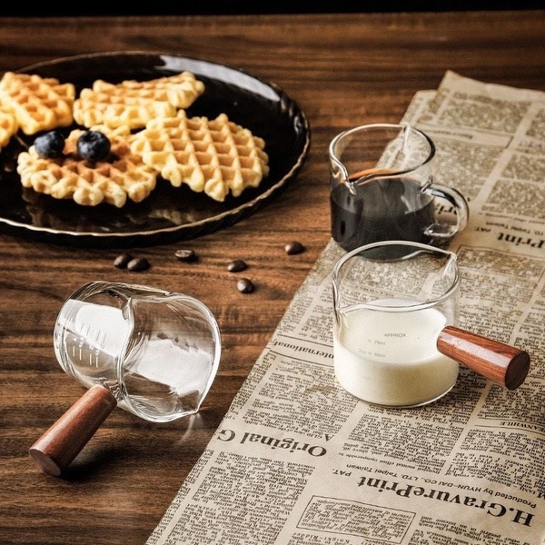 Cốc rót sữa thủy tinh cầm tay