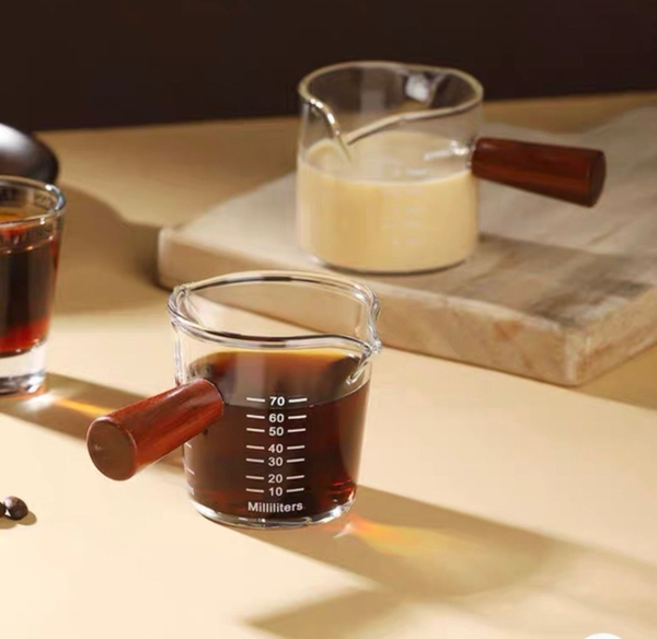 Cốc rót sữa thủy tinh cầm tay