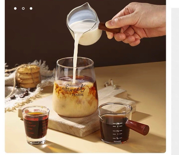 Cốc rót sữa thủy tinh cầm tay